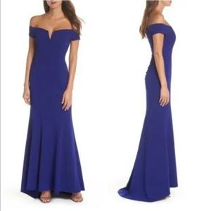 Vince Camuto Off Shoulder Trumpet Gown